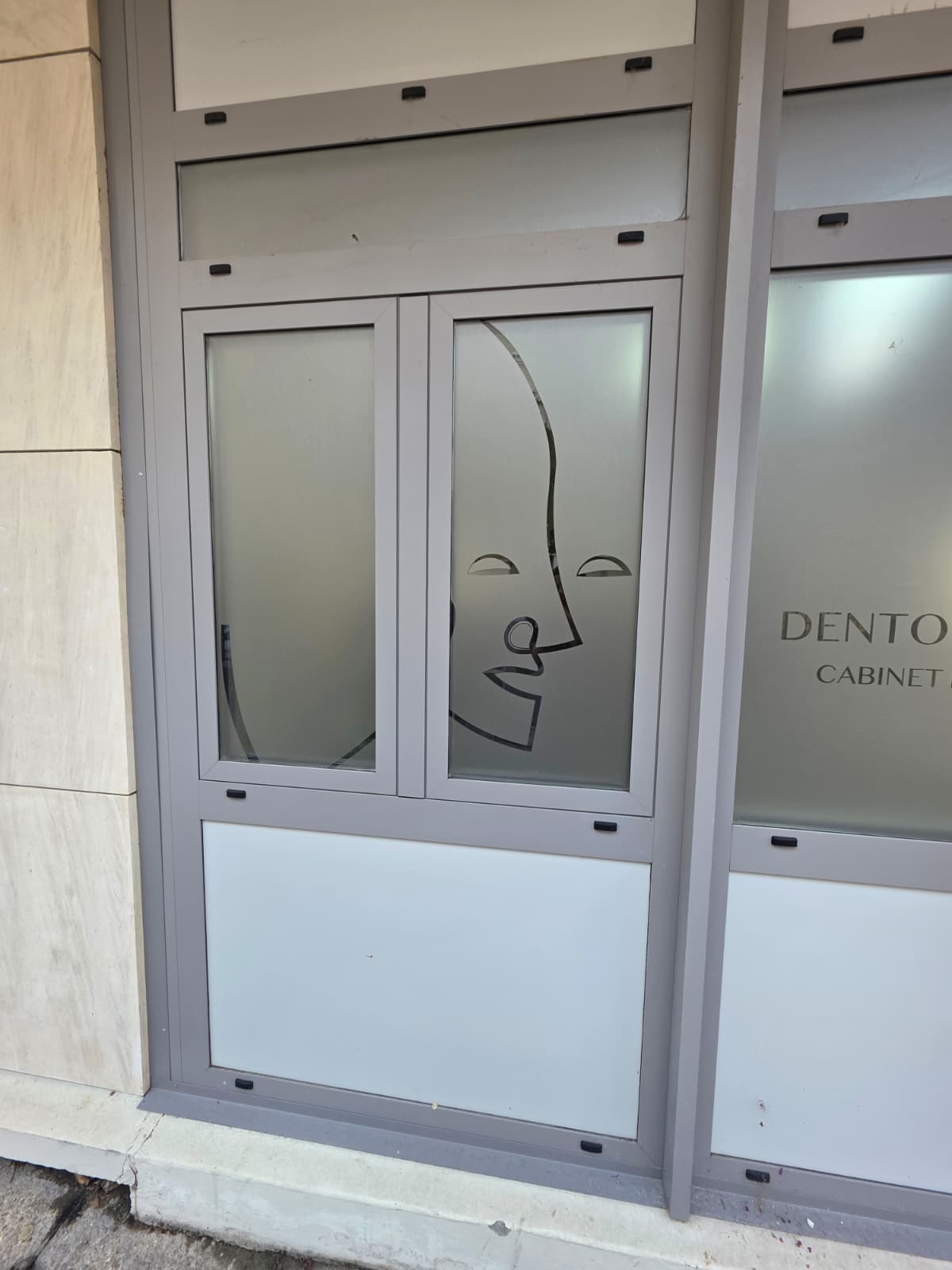 Détail des vitrages avant nettoyage